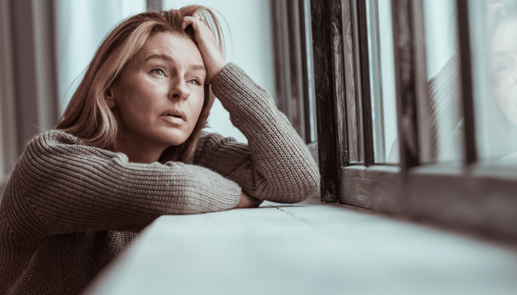 personne pensive se tenant la tete