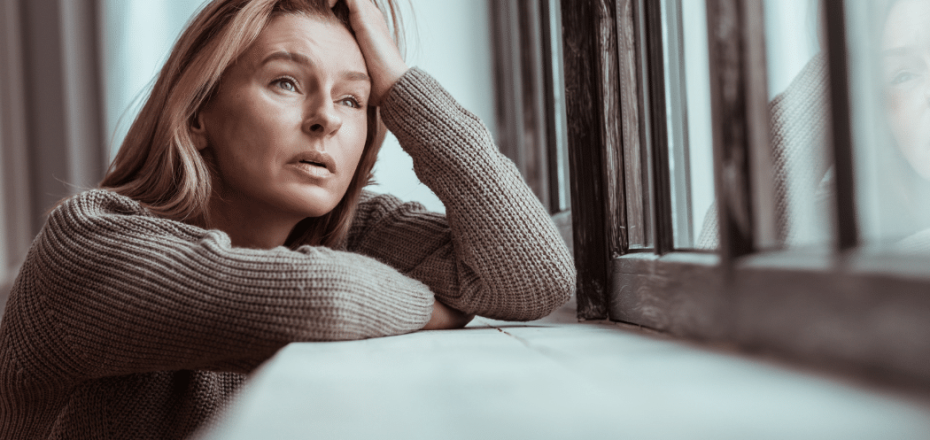 personne pensive se tenant la tete